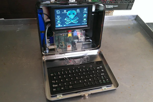 Otvoreno kompjuter koferče sa Raspberry Pi opremom