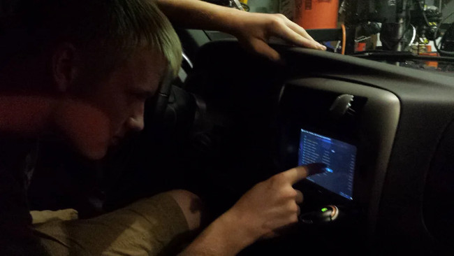 Touch Screen sa Raspberry Pi za vaš auto